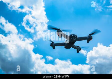 Drohne fliegen im Himmel Stockfoto