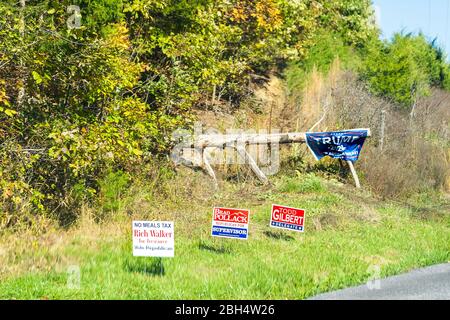 Quicksburg, USA - 18. Oktober 2019: Straße in Shenandoah County, Virginia Land mit Wahlplakaten für lokale Politiker und Trump Stockfoto