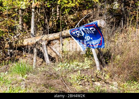 Quicksburg, USA - 18. Oktober 2019: Straßenstraße in Shenandoah County, Virginia Land mit Wahlplakaten für Trump KAG halten amerika groß Stockfoto