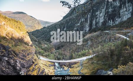 Blick auf Skjervet Route vom Skjervsfossen norwegischen Wahrzeichen Wasserfall. Natur Reise Berge Straße Brücke über Fluss Landschaft Stockfoto