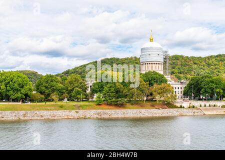 Charleston, USA - 17. Oktober 2019: Herbst in West Virginia Hauptstadt mit Kanawha Fluss und Bau auf State Capitol Landschaft Blick und Wolke Stockfoto