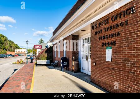 Hot Springs, USA - 18. Oktober 2019: Historische Innenstadt Dorf Stadt in Virginia Land mit Schild für Post und Bank auf der Straße Bürgersteig Stockfoto