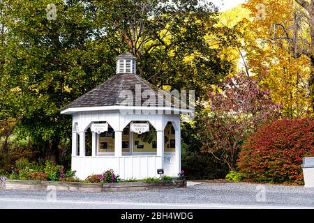 Warm Springs, USA - 18. Oktober 2019: Historische Innenstadt und kleiner Pavillon auf der Straße in der Stadt in Virginia Landschaft mit alten Gebäude archi Stockfoto