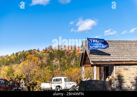 Middletown, USA - 27. Oktober 2019: Frederick County, Virginia Land mit Wahlflaggenbanner-Zeichen für Trump KAG halten amerika groß in 2020 durch Stockfoto