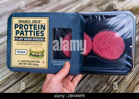 Reston, USA - 25. Januar 2020: Handperson, die Trader Joes Private Label Protein Patties als Zeichen für pflanzenbasierte vegane Burger in Nahaufnahme hält Stockfoto