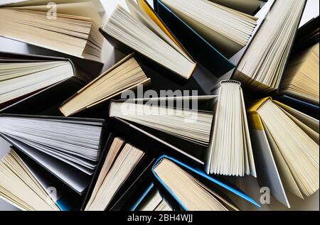 Bücher von direkt oben gesehen Stockfoto