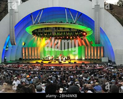 Konzert mit farbenfroher Beleuchtung im Hollywood Bowl in Los Angeles, CA Stockfoto