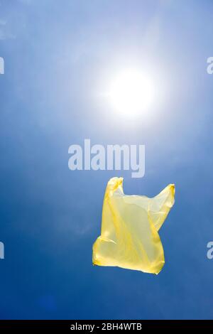 Gelbe Plastiktüte am Himmel Stockfoto