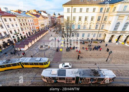 Lviv, Ukraine - 21. Januar 2020: Altstadt rynok Platz Straßenbahnschienen in Lvov mit Winter Weihnachtsmarkt und Stadtbild Weitwinkel über Luftaufnahme Stockfoto