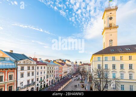Lviv, Ukraine - 21. Januar 2020: Altstadt rynok Platz in Lvov mit Winter Weihnachtsmarkt und Stadtbild Weitwinkel über Luftaufnahme Stockfoto