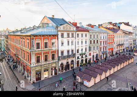 Lviv, Ukraine - 21. Januar 2020: Altstadt rynok Platz in Lvov mit Winter Weihnachtsmarkt und Stadtbild und St. Georgs-Kathedrale Stockfoto