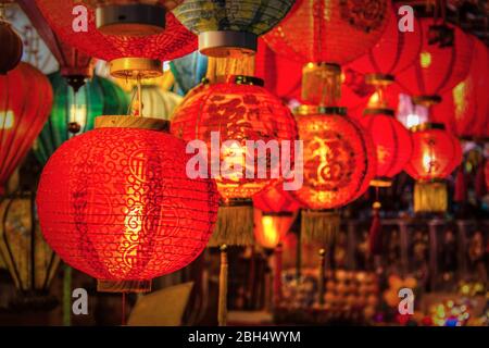 Rote chinesische Neujahrslaternen zum Verkauf in Singapur Chinatown. Diese typischen Papierlaternen sind Glückssymbole, wie sie durch die chinesische Schriftzeichen dargestellt werden Stockfoto