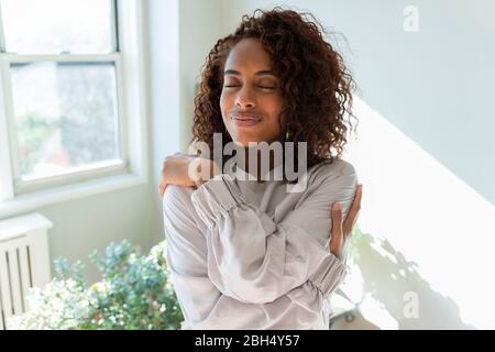 Frau umarmen sich Stockfoto