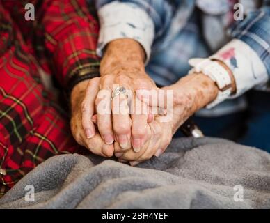 Senior Paar Hände halten Stockfoto