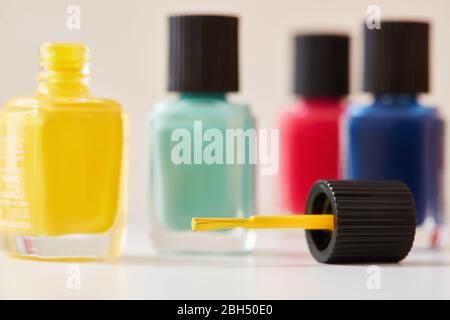 Flaschen von bunten Nagellack Stockfoto