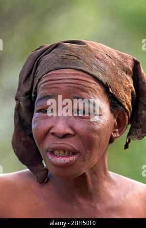 Traditionelle San-Frau, Ghanzi, Botswana, Afrika Stockfoto