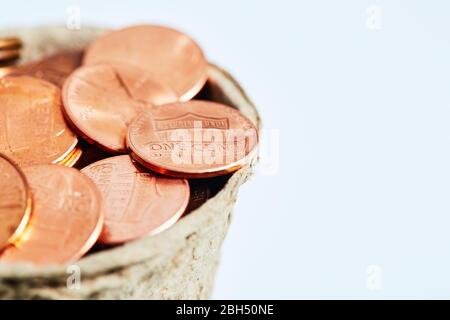 Pennies in Tasse Stockfoto