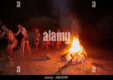 Traditionelle San-Tanz um Feuer in der Nacht, Ghanzi, Botswana, Afrika Stockfoto