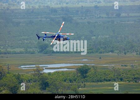 Touristen in LongRanger Hubschrauber auf Flug über Okavango Delta, Botswana, Afrika- Luft Stockfoto