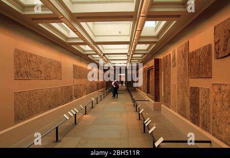 Besucher schlendern durch das British Museum, das eine große Sammlung historischer und kultureller Artefakte aus der ganzen Welt am 12. März 2020 beherbergt Stockfoto