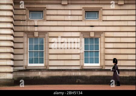 Ein aufwändig gekleidetes Mitglied der Queen’s Guard erfüllt seine Aufgaben vor dem Buckingham Palace in London, England, 13. März 2020 in London, Großbritannien Stockfoto