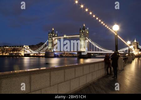 Die weltberühmte London Bridge wacht über der Themse in der Stadt London, England, 13. März 2020 in London, England Stockfoto