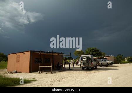 Gewitterwolken und 4x4-s in der lokalen afrikanischen Bar, Khwai, am Nordtor, Moremi Game Reserve, Botswana, Afrika Stockfoto