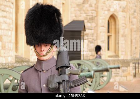 Mitglieder der Tower Guard schützen das Juwelenhaus, in dem die britischen Kronjuwelen im Tower of London Complex am 13. März 2020 in London, Großbritannien, untergebracht sind Stockfoto