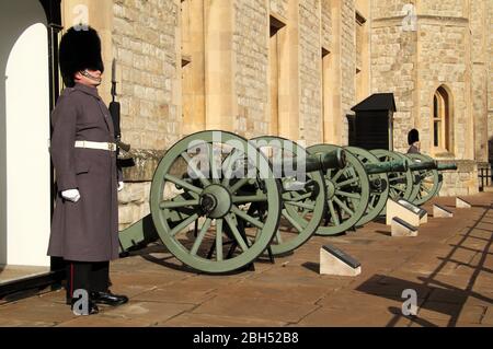 Mitglieder der Tower Guard schützen das Juwelenhaus, in dem die britischen Kronjuwelen im Tower of London Complex am 13. März 2020 in London, Großbritannien, untergebracht sind Stockfoto