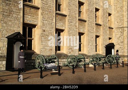 Mitglieder der Tower Guard schützen das Juwelenhaus, in dem die britischen Kronjuwelen im Tower of London Complex am 13. März 2020 in London, Großbritannien, untergebracht sind Stockfoto