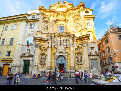 Touristen stehen vor der kleinen Kirche Santa Maria Maddalena zwischen Pantheon und Piazza Navona in Rom, Italien Stockfoto