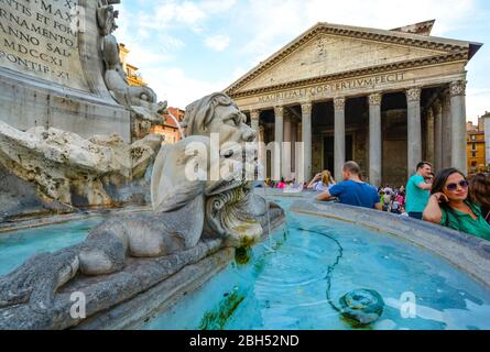 Detailansicht der Fontana del Pantheon in der Piazza della Rotonda als Touristen Sightseeing mit dem antiken Pantheon im Hintergrund in Rom Italien Stockfoto