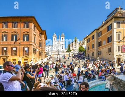 Die spanische Treppe von der Fontana della Barcaccia an der Piazza di Spagna an einem geschäftigen heißen Sommertag mit einer großen Menge von Touristen Stockfoto