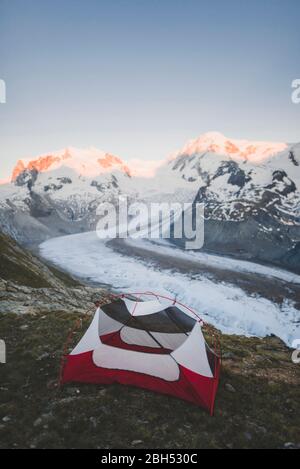 Zelt am Gorner Gletscher im Wallis, Schweiz Stockfoto