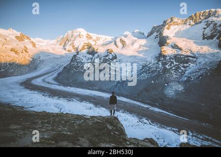 Mann auf Felsen am Gorner Gletscher im Wallis, Schweiz Stockfoto