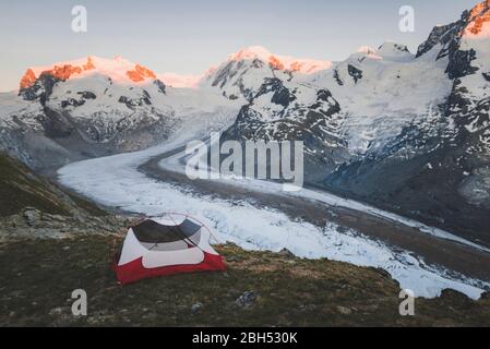 Zelt am Gorner Gletscher im Wallis, Schweiz Stockfoto