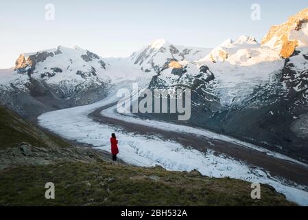 Frau auf Felsen am Gornergletscher im Wallis, Schweiz Stockfoto