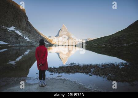 Frau am Matterhorn Berg und See im Wallis, Schweiz Stockfoto