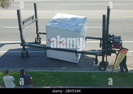 Los Angeles, CA / USA - 21. April 2020: Eine PODS-Firma bewegt und gelagert kleine Container-Würfel wird gezeigt, dass an Ort und Stelle bewegt, mit einem hydraulischen Aufzug. Stockfoto