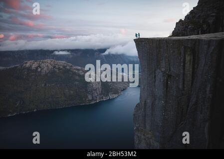 Menschen stehen auf Preikestolen Klippe in Rogaland, Norwegen Stockfoto