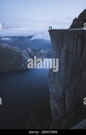 Menschen stehen auf Preikestolen Klippe in Rogaland, Norwegen Stockfoto