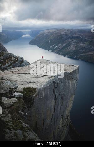 Person auf Preikestolen Klippe in Rogaland, Norwegen Stockfoto