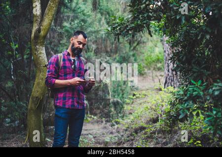 Mann mit Smartphone im Wald Stockfoto
