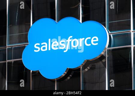 August 21, 2019 San Francisco/CA/USA - Nahaufnahme von Salesforce Logo auf einer der Türme in der Innenstadt von San Francisco. Stockfoto