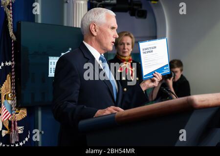 White House Coronavirus Update Briefing Präsident Donald J. Trump hört zu, wie Vizepräsident Mike Pence bei einem Coronavirus Update Briefing am Dienstag, 31. März 2020, im James S. Brady Press Briefing Room des Weißen Hauses seine Worte hält. Stockfoto