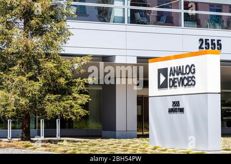 Apr 13, 2020 Santa Clara / CA / USA - Analog Devices Hauptsitz im Silicon Valley; Analog Devices, Inc., auch bekannt als ADI oder Analog, ist ein Amerikaner Stockfoto