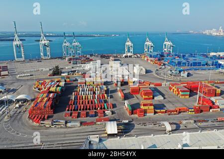 Miami, Florida - 18. April 2020 - Container und Portalkrane von Port Miami an klarem, wolkenlosem Frühlingsmorgen. Stockfoto