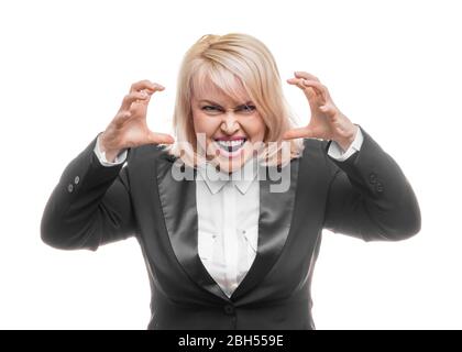 Frau mittleren Alters ist wütend. Das Mädchen trägt schwarzen Business-Anzug auf weißem Hintergrund. Böse Frau, Hände mit Krallen an ihren Seiten Stockfoto