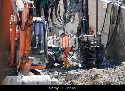 (200423) -- MAILAND (ITALIEN), 23. April 2020 (Xinhua) -- EIN Arbeiter, der eine Gesichtsmaske trägt, arbeitet am 23. April 2020 auf der Baustelle einer neuen U-Bahn-Linie in Mailand, Italien. Die tägliche Zahl der Patienten, die sich am Donnerstag von COVID-19 erholt haben, übertraf zum ersten Mal seit Beginn der Pandemie in der nördlichen Region des Landes Ende Februar neue Infektionen, so die jüngsten Zahlen, die von der Katastrophenschutzbehörde des Landes veröffentlicht wurden. Es gab 2,646 neue COVID-19-Infektionen und 3,033 zusätzliche Erholungen im Vergleich zum Mittwoch, womit die landesweiten Summen auf 106,848 und 57 gestiegen sind Stockfoto