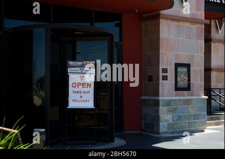 Round Rock, Texas, USA. April 2020. BJ's Brewhouse im Round Rock Premium Outlet Center ist wegen Restaurants geschlossen und akzeptiert nur Bestellungen zum Mitnehmen und liefern in Round Rock, Texas. Matthew Lynch/CSM/Alamy Live News Stockfoto